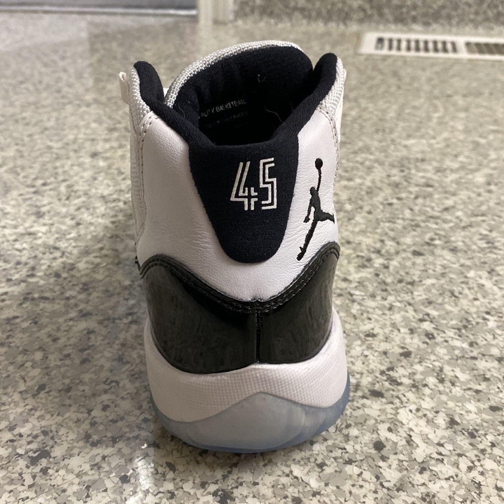 Jordan Retro 11 - Picture 2 of 4